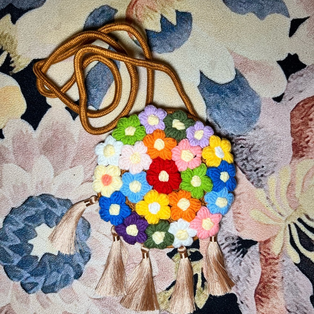 Floral Graphic Tassel Decor
Straw Bag